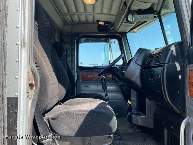 image for item LJ9588 2003 Peterbilt 385  tank truck