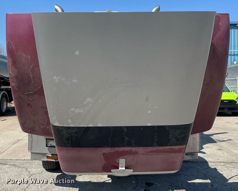 image for item LJ9588 2003 Peterbilt 385  tank truck