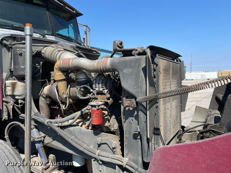 image for item LJ9588 2003 Peterbilt 385  tank truck