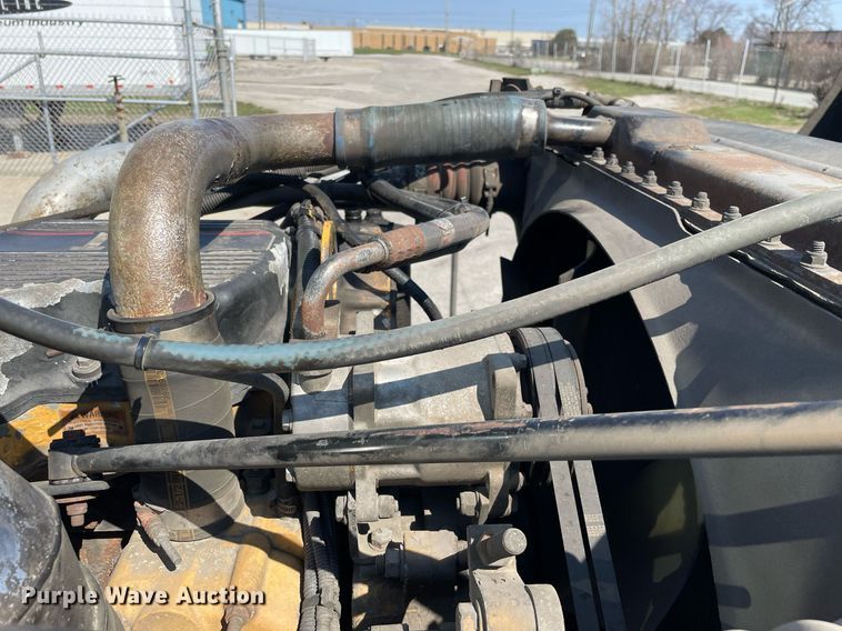 image for item LJ9588 2003 Peterbilt 385  tank truck