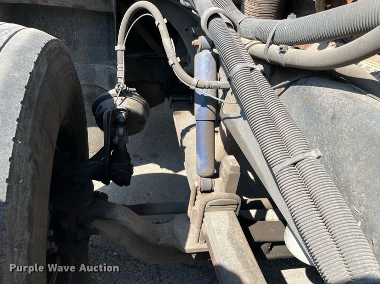 image for item LJ9588 2003 Peterbilt 385  tank truck