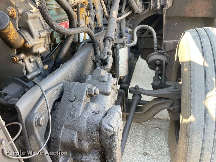 image for item LJ9588 2003 Peterbilt 385  tank truck