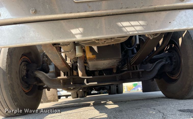 image for item LJ9588 2003 Peterbilt 385  tank truck