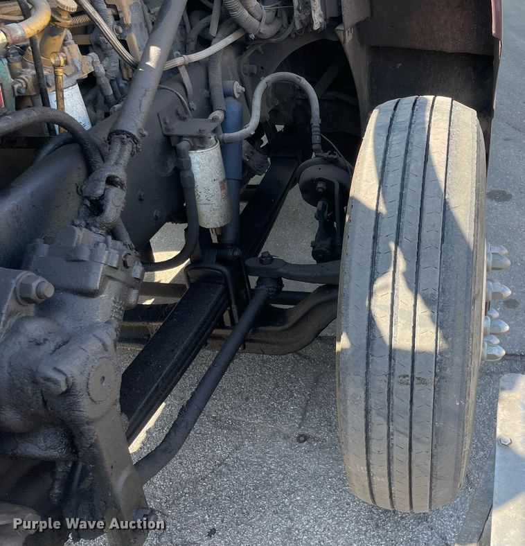 image for item LJ9588 2003 Peterbilt 385  tank truck