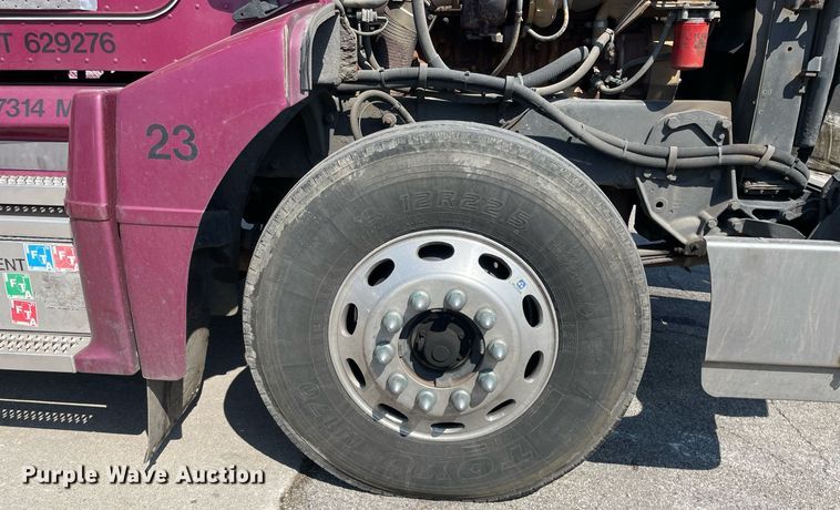 image for item LJ9588 2003 Peterbilt 385  tank truck