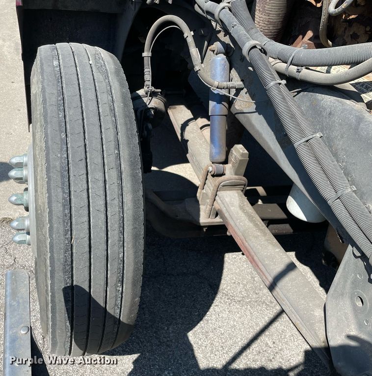 image for item LJ9588 2003 Peterbilt 385  tank truck