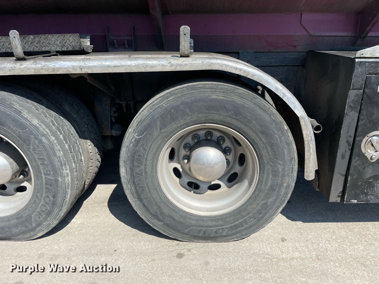 image for item LJ9588 2003 Peterbilt 385  tank truck