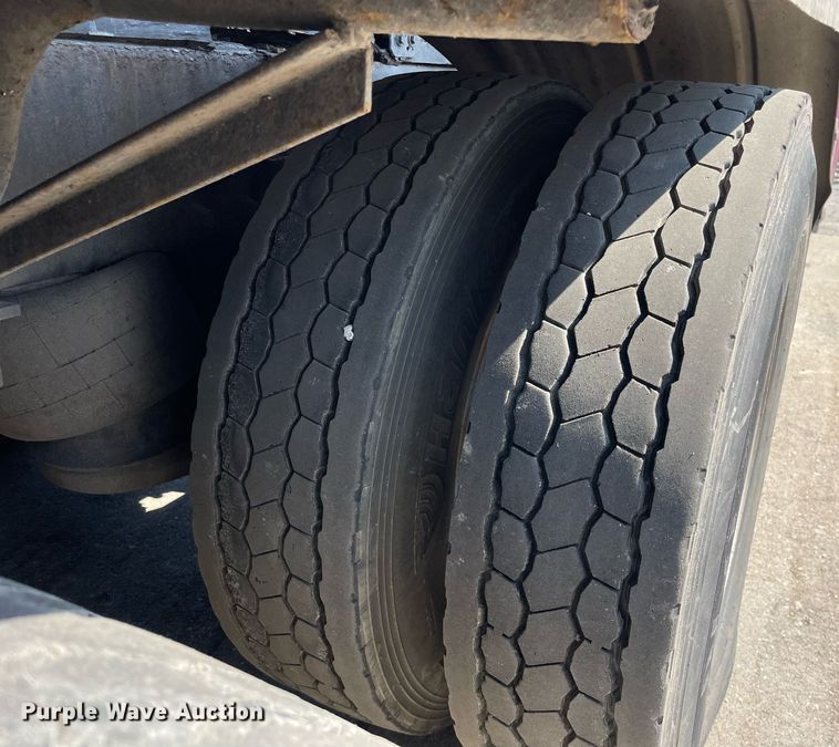 image for item LJ9588 2003 Peterbilt 385  tank truck