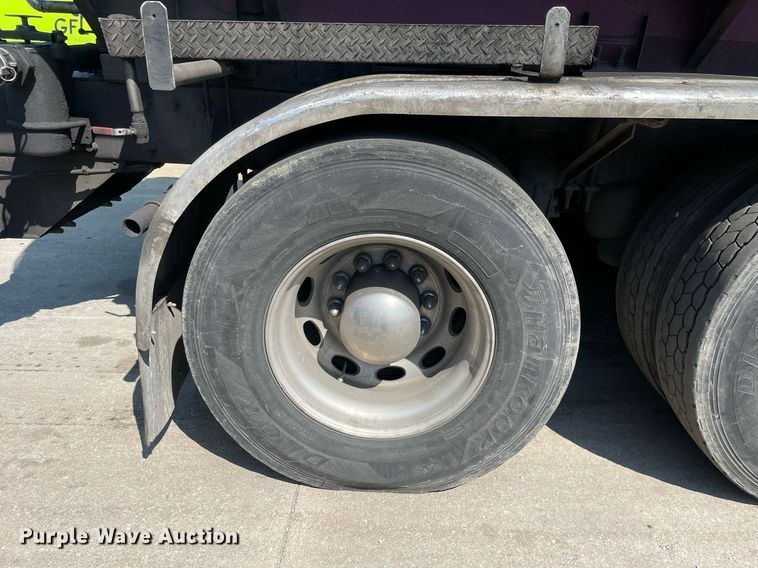 image for item LJ9588 2003 Peterbilt 385  tank truck