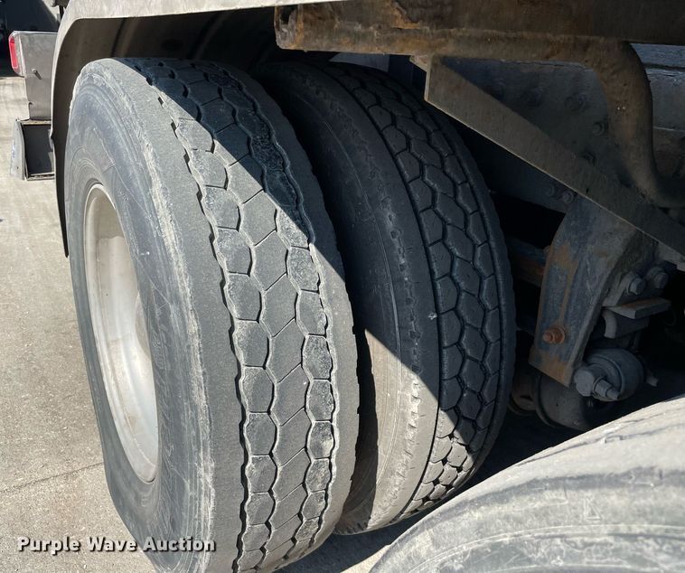 image for item LJ9588 2003 Peterbilt 385  tank truck