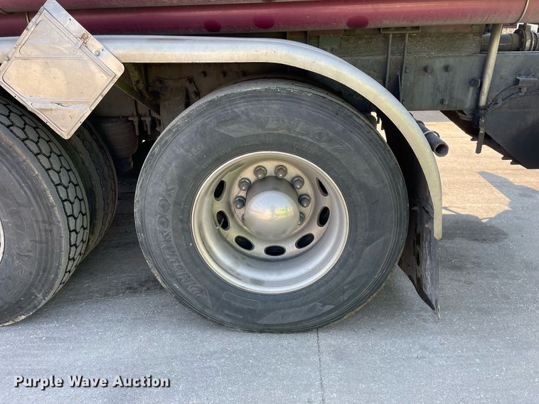 image for item LJ9588 2003 Peterbilt 385  tank truck