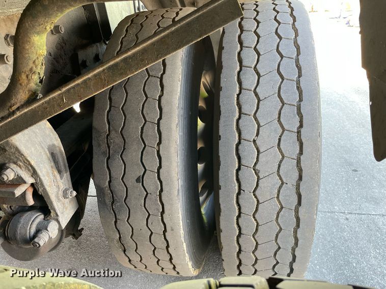 image for item LJ9588 2003 Peterbilt 385  tank truck