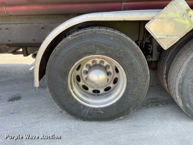 image for item LJ9588 2003 Peterbilt 385  tank truck