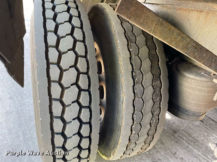 image for item LJ9588 2003 Peterbilt 385  tank truck