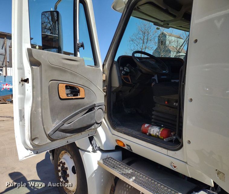 image for item LL9038 2013 International ProStar 122  semi truck