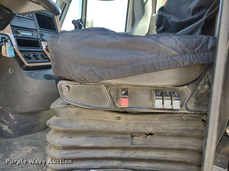 image for item LL9038 2013 International ProStar 122  semi truck