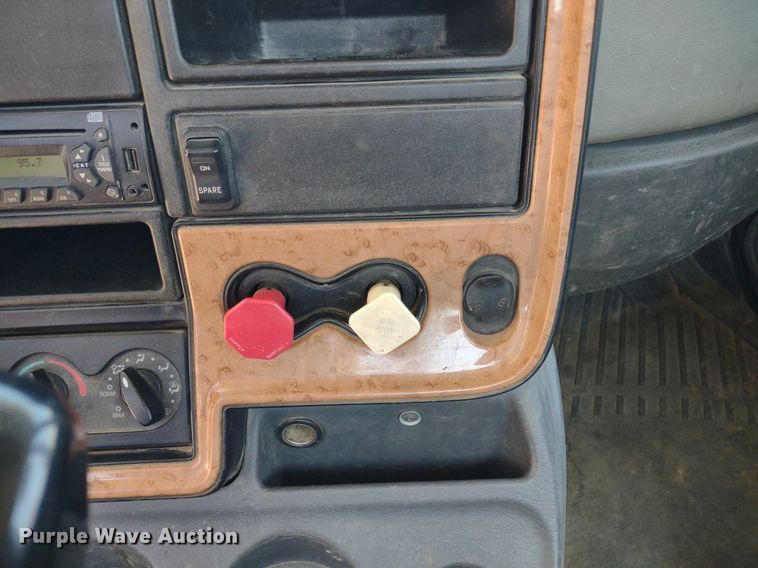 image for item LL9038 2013 International ProStar 122  semi truck