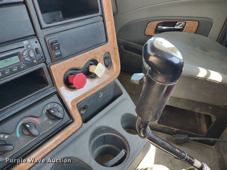 image for item LL9038 2013 International ProStar 122  semi truck