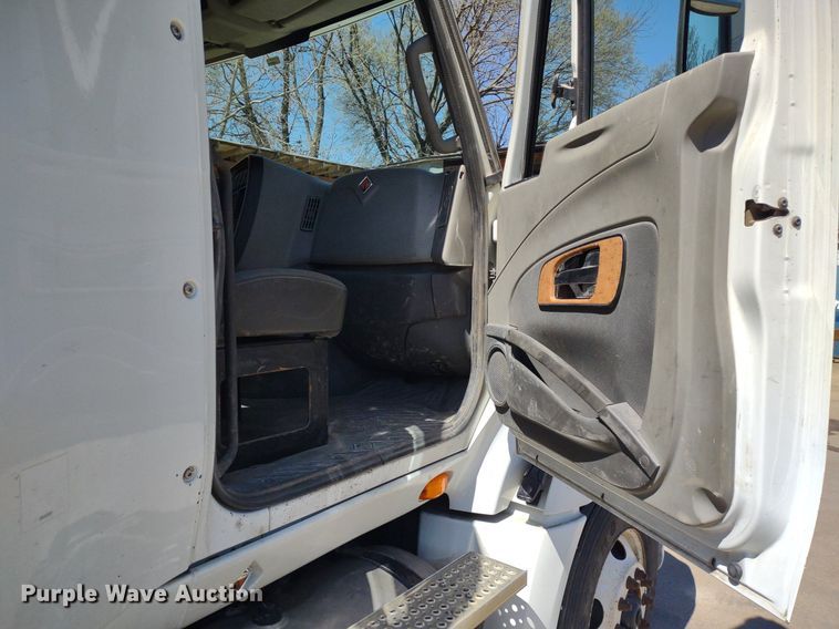 image for item LL9038 2013 International ProStar 122  semi truck