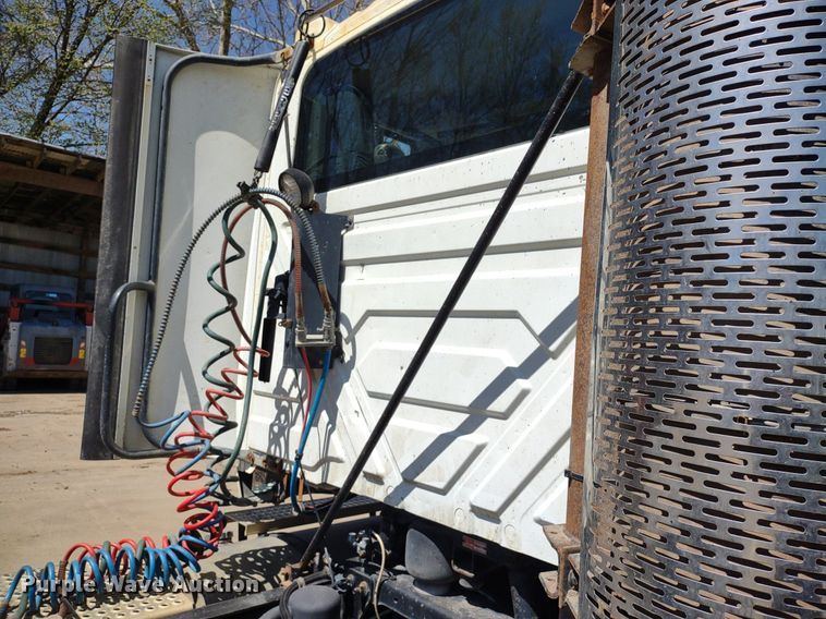 image for item LL9038 2013 International ProStar 122  semi truck