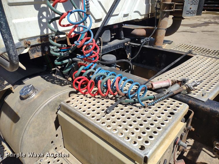 image for item LL9038 2013 International ProStar 122  semi truck