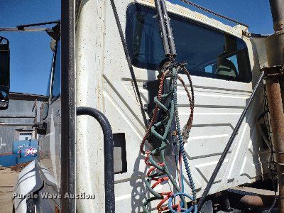 image for item LL9038 2013 International ProStar 122  semi truck