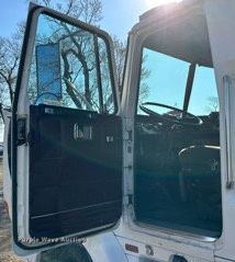 image for item LN9395 1989 White GMC Aero WIA  semi truck
