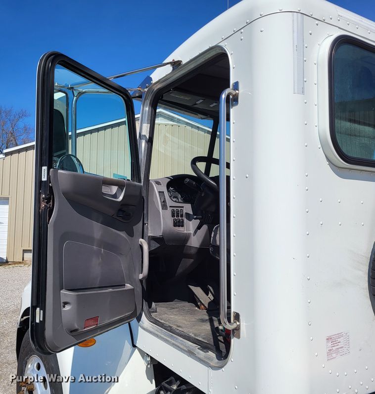 image for item LR9203 2012 Peterbilt 337  semi truck