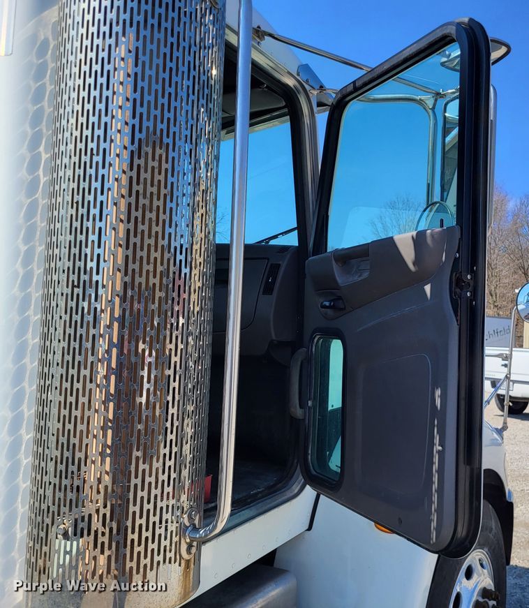 image for item LR9203 2012 Peterbilt 337  semi truck