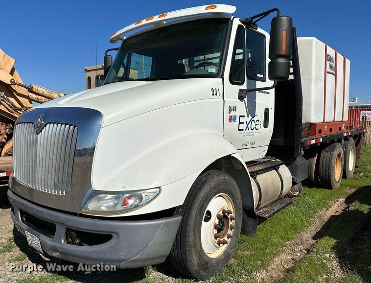 image for item LR9616 2003 International 8600  flatbed truck