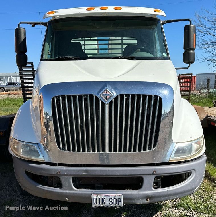 image for item LR9616 2003 International 8600  flatbed truck