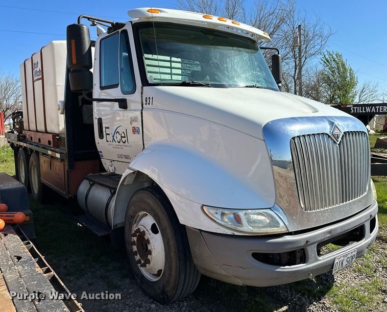 image for item LR9616 2003 International 8600  flatbed truck