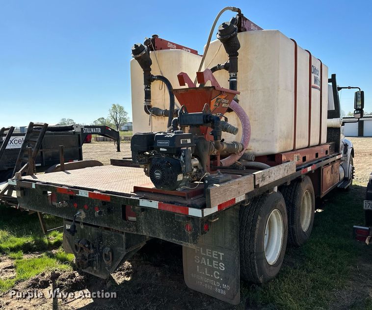 image for item LR9616 2003 International 8600  flatbed truck