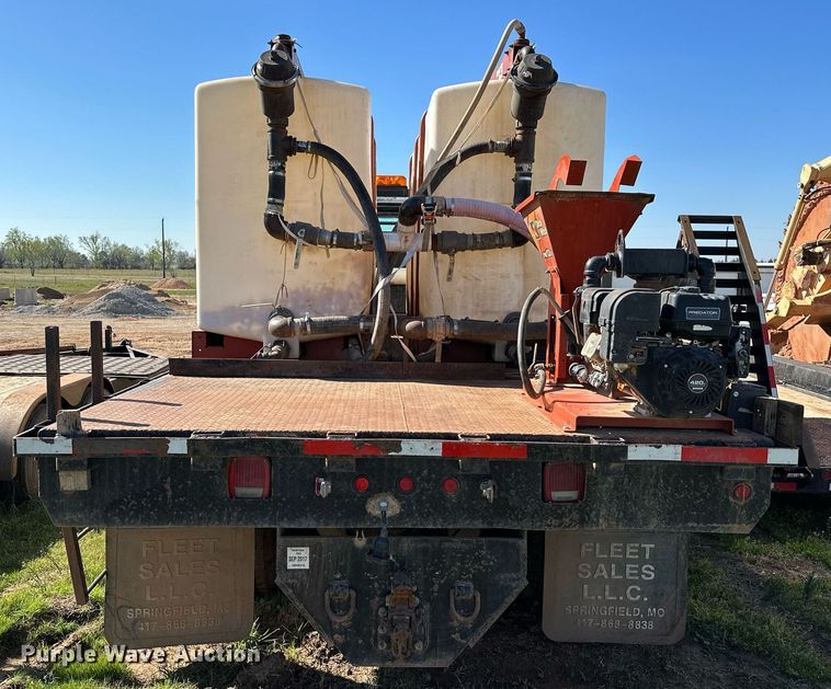 image for item LR9616 2003 International 8600  flatbed truck