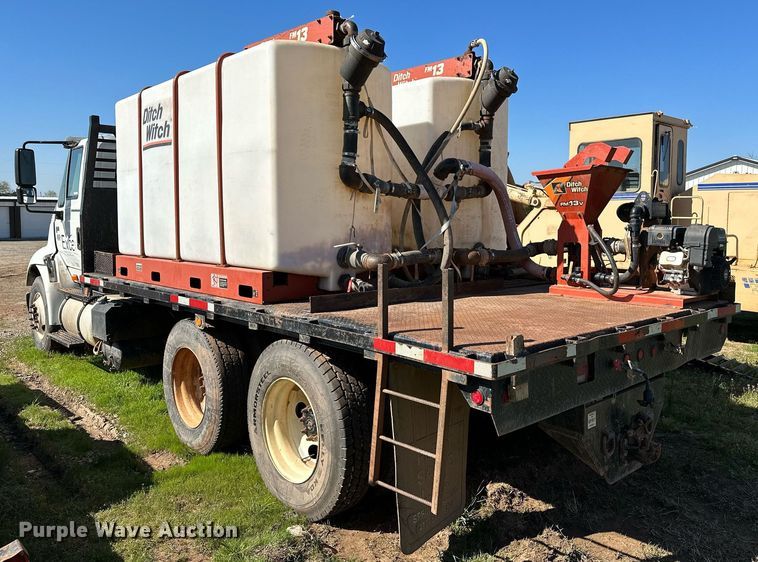 image for item LR9616 2003 International 8600  flatbed truck