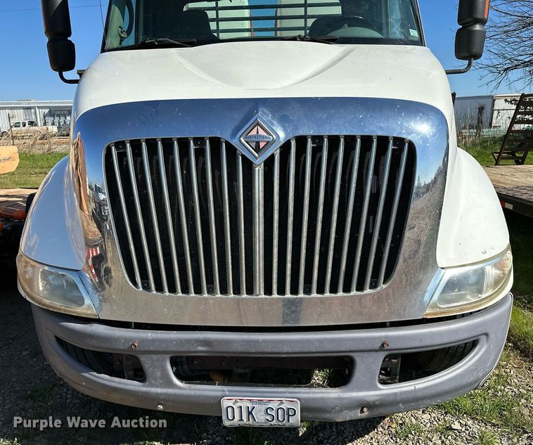 image for item LR9616 2003 International 8600  flatbed truck