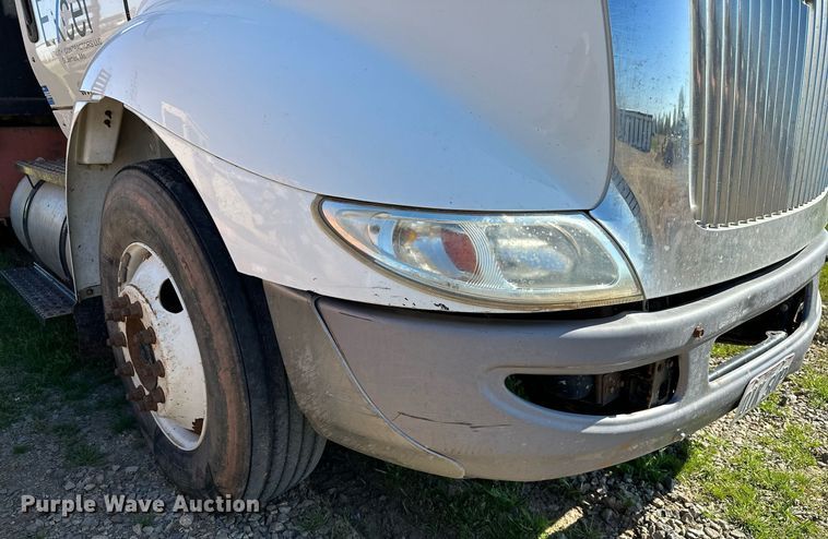 image for item LR9616 2003 International 8600  flatbed truck