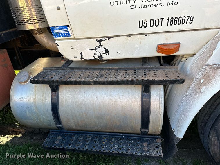 image for item LR9616 2003 International 8600  flatbed truck