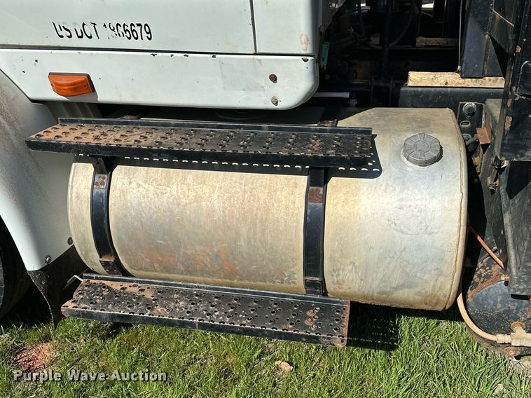 image for item LR9616 2003 International 8600  flatbed truck