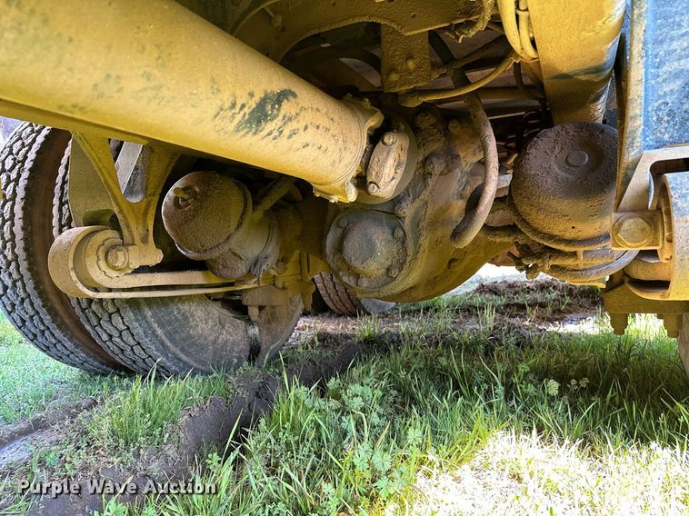 image for item LR9616 2003 International 8600  flatbed truck