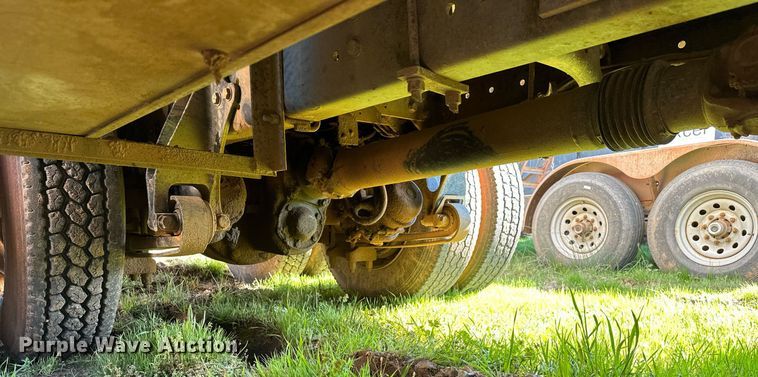 image for item LR9616 2003 International 8600  flatbed truck