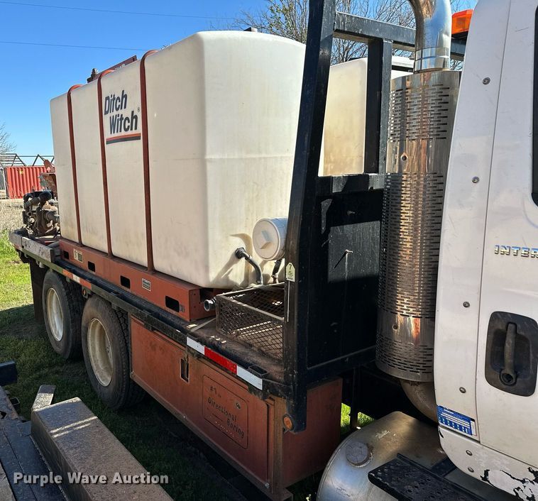 image for item LR9616 2003 International 8600  flatbed truck