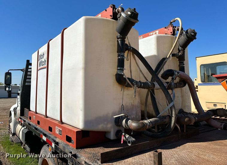 image for item LR9616 2003 International 8600  flatbed truck