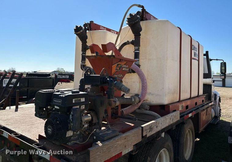 image for item LR9616 2003 International 8600  flatbed truck