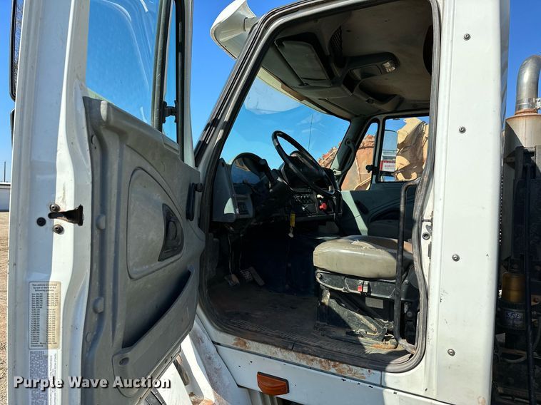 image for item LR9616 2003 International 8600  flatbed truck