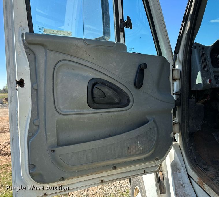 image for item LR9616 2003 International 8600  flatbed truck