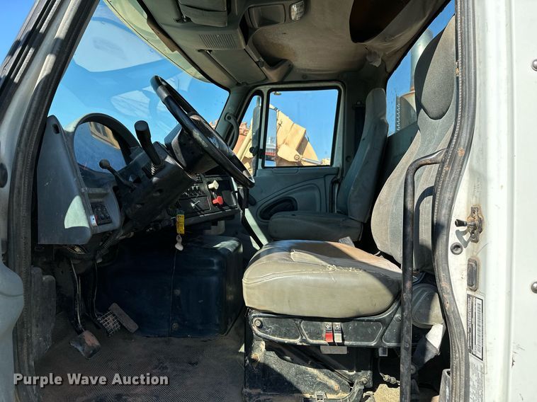 image for item LR9616 2003 International 8600  flatbed truck