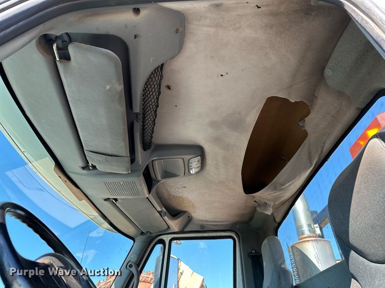 image for item LR9616 2003 International 8600  flatbed truck