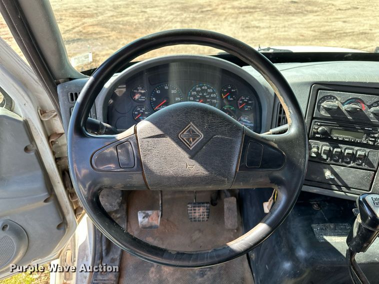 image for item LR9616 2003 International 8600  flatbed truck