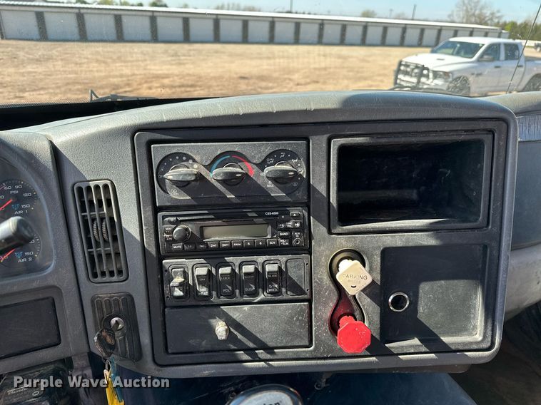 image for item LR9616 2003 International 8600  flatbed truck